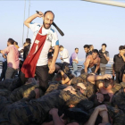 Un grupo de civiles golpea a soldados que se rindieron en Estambul.-REUTERS / STRINGER