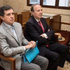 El expresidente del Govern balear Jaume Matas (i) y el exconseller de Interior y antiguo delegado del Gobierno José María Rodríguez (d), durante el juicio por el caso Over en la Audiencia de Palma de Mallorca.-LLITERES (EFE)