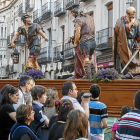 Algunos fieles observan el paso de una de las tallas durante la procesión de Jueves Santo del pasado año-Pablo Requejo