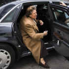 Rita Barberá, en febrero del 2015, baja de uno de los Audi que el Ayuntamiento de Valencia ha sacado a subasta.-MIGUEL LORENZO