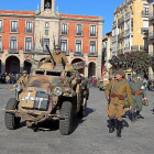Los figurantes vestidos de soldados se concentran, subidos en vehículos militares, en la plaza Mayor de Zamora ante la expectación del público.-J. L. CABRERO