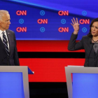 Joe Biden y Kamala Harris, durante el debate demócrata de este miércoles en Detroit.-AP