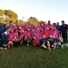 La plantilla y el cuerpo técnico del VRAC Entrepinares celebran la Copa Ibérica en el césped de Tapada da Ajuda con gorros navideños, pero en este caso, de color azulón.-J.C.R.