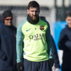 Luis Enrique y Unzué, su ayudante, observan a Messi en la ciudad deportiva.-JORDI COTRINA