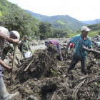 Varios residentes de El Salgar buscan a desaparecidos.-Foto: AP / LUIS BENAVIDES