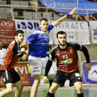 Dourte pide el balón mientras es agarrado por un rival de Huesca, Álvaro del Valle.-LOFT