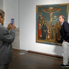 El coleccionista  Hans Rudolf Germstenmaier junto a una de las obras expuestas en la sala de Las Francesas.-J.M. LOSTAU