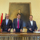 El alcalde de Salamanca, Alfonso Fernández Mañueco (C), el presidente de la Diputación, Javier Iglesias (2I), el presidente provincial de cruz roja Jesús Juanes (2D), el coordinador de Accem en Castilla y León Daniel Duque (I), y la directora de Caritas e-ICAL