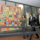 Fernando Rey, Juan Carlos Suárez-Quiñones y la directora del colegio Miguel Delibes en la visita al centro educativo.-ICAL