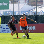 Anuar conduce el balón durante el entrenamiento de ayer, perseguido por Roger-J. M. LOSTAU