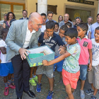 El presidente de la Diputación, Jesús Julio Carnero, junto a los niños saharauis de acogida-MIGUEL ÁNGEL SANTOS