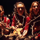 Lucía Sáez, Ester Martínez y Lucía Abellán, integrantes de La SubTerránea en una escena de ‘Maldito Otoño’.-JORDI PLA