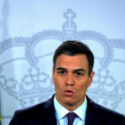 Pedro Sánchez durante su declaración institucional sobre Venezuela.-SERGIO PÉREZ (REUTERS)