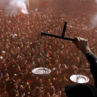 Un fan del equipo de fútbol egípcio Al-Ahly celebra el veredicto que condena a muerte a los 21 responsables de un incidente en Port Said.-Foto:   AP / Ahmed Ramadan