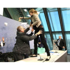 Una activista asalta a Draghi en pleno discursos al grito "acabad con la dictadura del BCE"-Foto: AFP