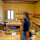 Una visitante recorre una de las estancias del Museo del Cántaro, en Valoria.-ICAL