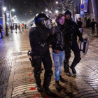 Los Mossos detienen a un manifestante en la Rambla de Barcelona.-ÀNGEL GARCÍA