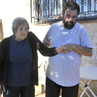 Enrique Martínez, junto a su madre Ana Caridad Escribano, ayer en su domicilio de Cueva.-V.G.