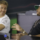 Nico Rosberg y Lewis Hamilton, en la conferencia de prensa conjunta de hoy en Abu Dabi.-AP / LUCA BRUNO
