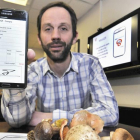 Rodrigo Gómez, muestra la aplicación que ha desarrollado el Cesefor para facilitar la gestión de setas y trufas frescas.-VALENTÍN GUISANDE