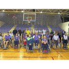 Foto de familia de todos los participantes en el partido celebrado con motivo del Día de la Discapacidad.-RUBÉN CACHO / ICAL