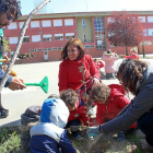 La concejala de Medioa Ambiente, María Sánchez, ayuda a plantar un árbol junto a varios alumnos.-E. M.