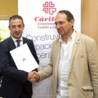 El director territorial de La Caixa, José Manuel Bilbao,y el presidente de Cáritas en Castilla y León, Antonio Jesús Martín de Lera, firman un acuerdo para reforzar el programa de pobreza energética-Ical