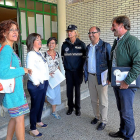 Luis Vélez promueve la bici en el Antonio Tovar junto con su directora, Roberto Riol y la jefa de policía.-E.M.