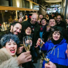 Un quinto premio de la Loteria de Navidad vendido en en Soria. En la imagen, celebración en el bar Queru, dónde se vendieron los décimos premiados.-ICAL