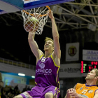 Javi Lucas machaca el aro en el partido contra Burgos-Pablo Requejo