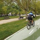 Tramo de carril bici en Parquesol por el parque de Los Almendros.-E. M.