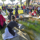 Varias mujeres se vistieron con la ropa que antes llevaban las lavanderas en homenaje a todas ellas.-J.M. LOSTAU