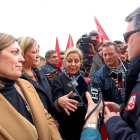 Las consejeras Milagros Marcos, Pilar del Olmo y Rosa Valdeón atienden a los trabajadores de Lauki concentrados en ante las Cortes.-ICAL