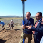 Manuel López Represa y Alfredo Jimeno, junto a uno de los arqueólogos en la manzan a donde se está excavando.-ÁLVARO MARTÍNEZ