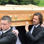 Jim Carrey, el día del funeral de Cathriona White, el 10 de octubre del 2015.-EL PERIÓDICO