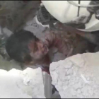 Desesperado rescate de un niño sirio en Alepo.-ATLAS