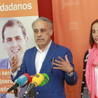 Jesús Presencio y Pilar Vicente, en una acto del partido.-J.M. Lostau