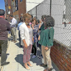 La alcaldesa de Medina del Campo, Teresa López, visita a los vecinos del Camino de La Moraleja.-EL MUNDO