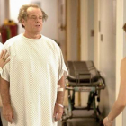 Jack Nicholson, entre Diane Keaton y Amanda Peet, de espaldas, en una escena de 'Cuando menos te lo esperas'.-