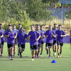 Los jugadores del filial se ponen en marcha ayer en el primer entrenamiento de la pretemporada.-MIGUEL ÁNGEL SANTOS