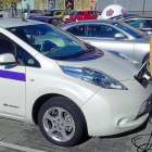 El vallisoletano Roberto San José, pionero en España en conducir un taxi cien por cien eléctrico, carga su Nissan Leaf en los puntos del CDO Covaresa .-E. M.