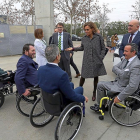 Alfonso Fernández Mañueco, Dolors Monserrat y Jesús Julio Carnero visitaron ayer el centro de Aspaym en Valladolid, acompañados por el presidente de la asociación, Ángel de Propios, e Ignacio Gómez Tremiño, entre otros.-ICAL