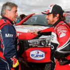 Carlos Sainz (Mini) y Fernando Alonso (Toyota), grandes amigos, conversan tras la etapa de ayer en Arabia Saudí.-DPPI / FREDERIC LE FLOCH