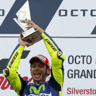Valentino Rossi celebra su victoria en el Gran Premio de MotoGP en Silverstone.-REUTERS
