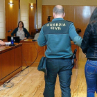 Davinia Muñoz se dirige a declarar ante el fiscal, su abogado y el letrado de su ex marido.-FOTOS: POOL AGENCIA EFE