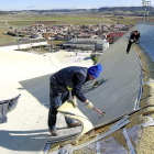 Trabajos de desmontaje de parte de la instalación de Meseta Ski en una imagen de archivo.-J. M. LOSTAU