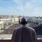 El Papa, en el balcón de la Logia central de la basílica de San Pedro, esta mañana.-AFP