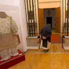 Una religiosa atraviesa una estancia del Museo de San Joaquín y Santa Ana donde se expone una dalmática-Pablo Requejo