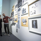 María Bolaños y Juan Carlos Quindós contemplan algunas de las fotografías de la muestra.-MIGUEL ÁNGEL SANTOS