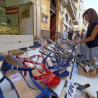 Una mujer mira zapatos en la calle Regalado.-MIGUEL ÁNGEL SANTOS/ PHOTOGENIC